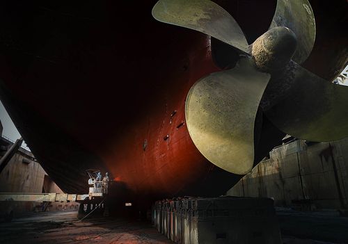 秦皇岛市山海关造船厂,工人对巨轮进行涂装作业